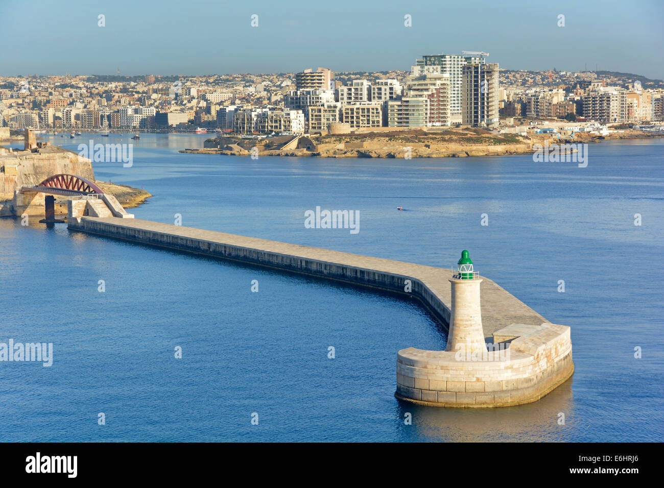 Canale verde luce sulla fine del Grand Harbour con il muro di Sant Elmo e ponte alto edificio moderno sviluppo al di là del Grand Harbour di Malta Valletta Foto Stock
