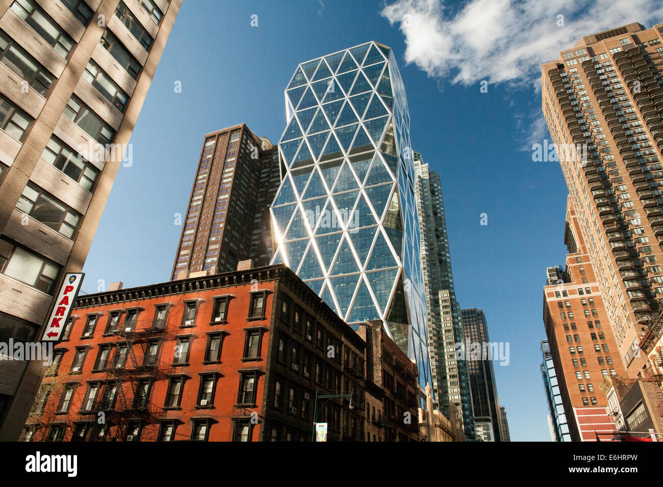 Centro storico di ghisa e facciate alti edifici moderni nel centro di Manhattan in una giornata di sole in primavera. Foto Stock