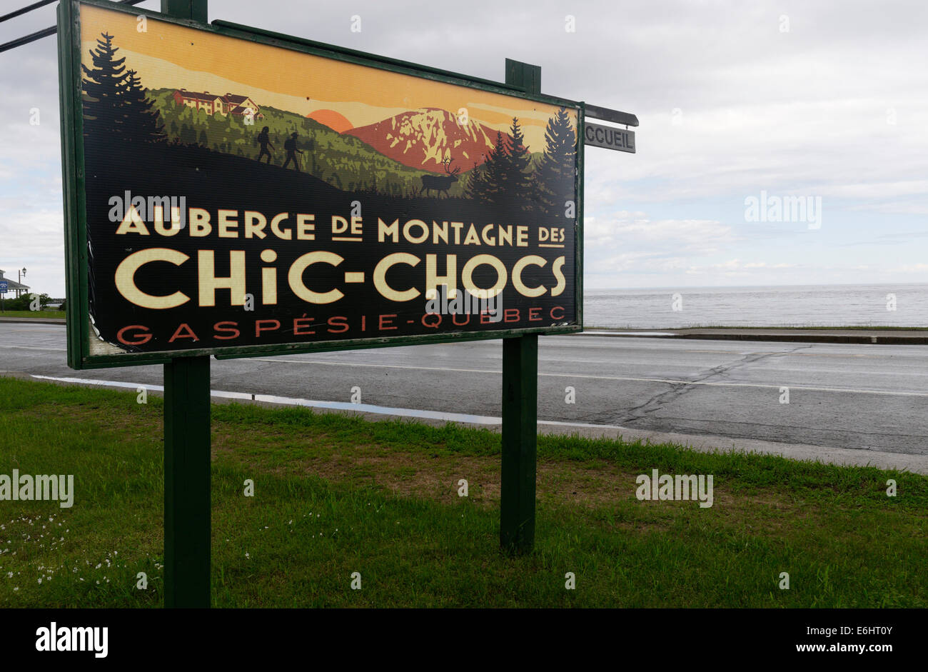 Un cartellone stradale per Auberge des Chic con cioccolatini nel Parc de la Gaspesie, Québec Foto Stock