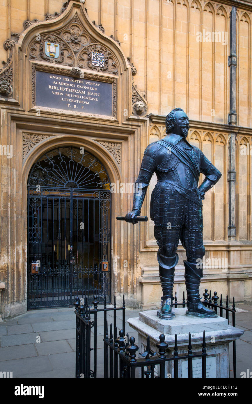 William Herbert, Conte di Pembroke, statua fuori la Libreria di Bodleian, Oxford University, Oxfordshire, Inghilterra Foto Stock