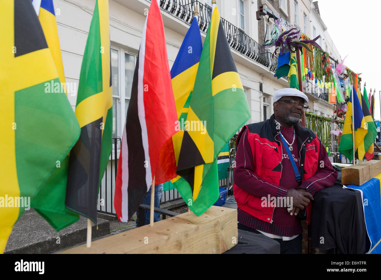 Uomo di vendita bandiere dei Caraibi e negozio di souvenir in una fase di  stallo nel carnevale di Notting Hill, Londra Foto stock - Alamy