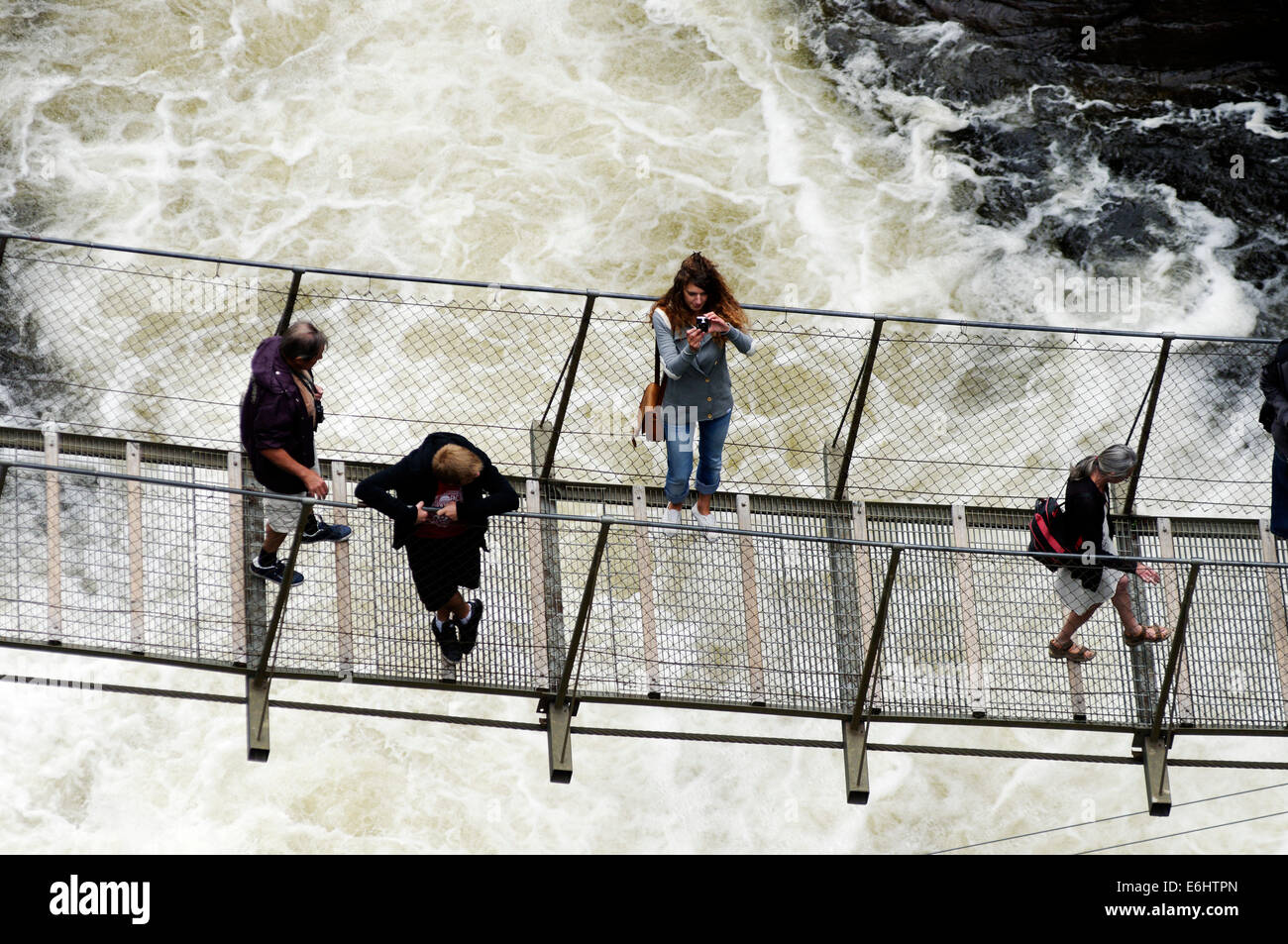 Persone su una passerella stretta sopra turbolento acqua bianca al Canyon Ste Anne in Quebebc, Canada Foto Stock Persone su una passerella stretta sopra turbolento acqua bianca al Canyon Ste Anne in Quebebc, Canada Foto Stock