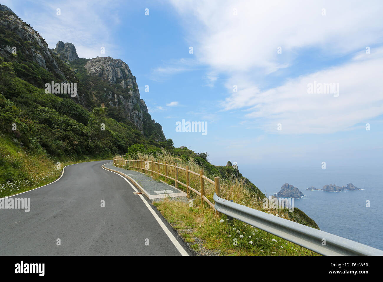 Cliff road a carino vicino a Ortigueira in Galizia, Spagna. Foto Stock