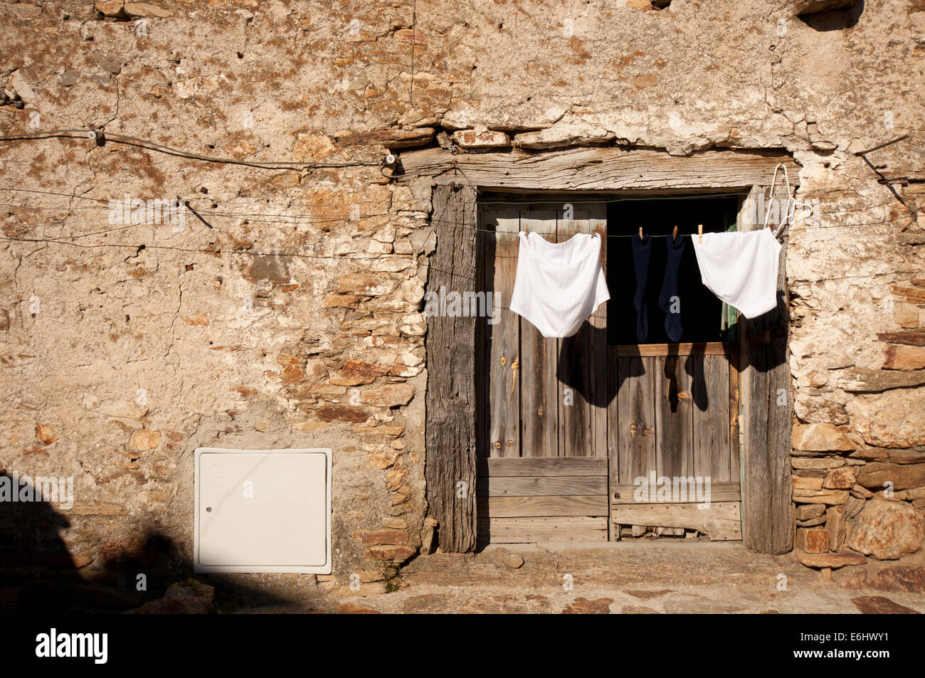 Vecchia facciata con i vestiti appesi Foto Stock