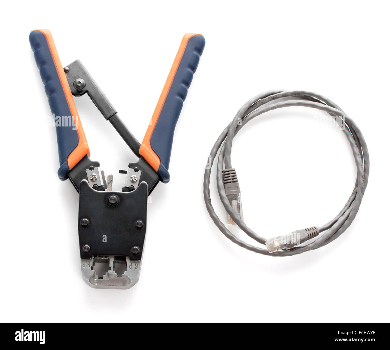 Attrezzo per la crimpatura dei doppini intrecciati su uno sfondo bianco, isolato Foto Stock