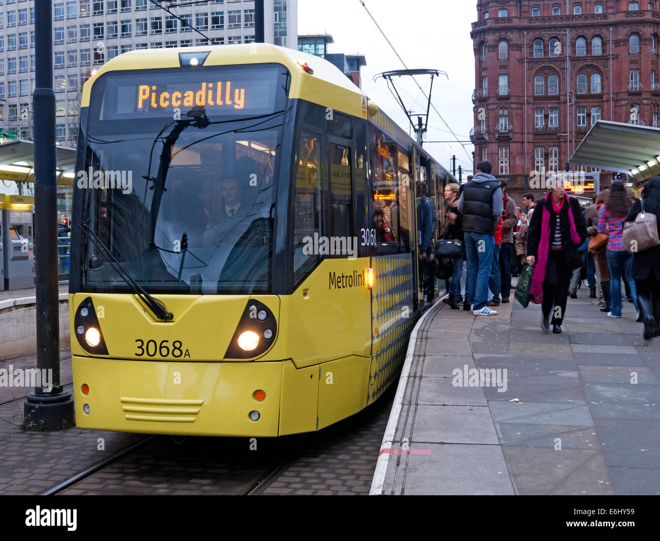 Giallo Manchester tram al crepuscolo, England, Regno Unito Foto Stock