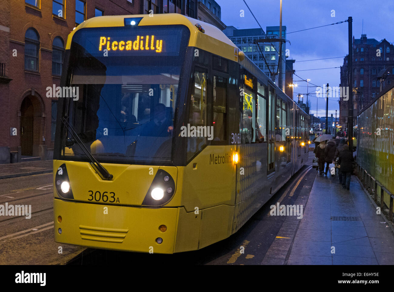 Giallo Manchester tram al crepuscolo, England, Regno Unito Foto Stock