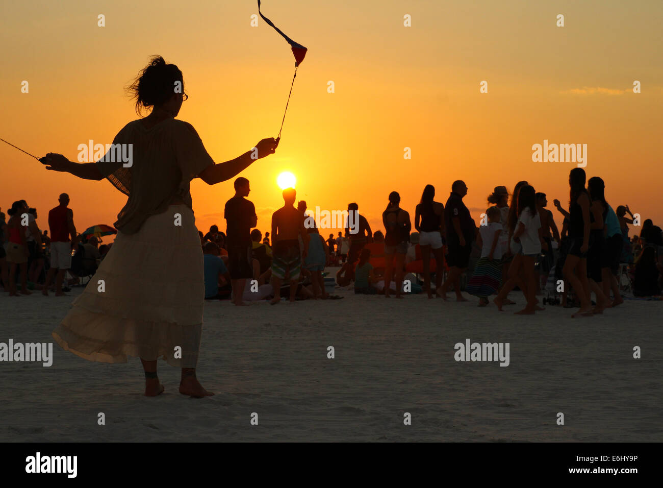 La Siesta Key, Florida, Stati Uniti d'America. 24 Agosto, 2014. I residenti di Siesta Key, Florida, celebrare il tramonto nel loro settimanale "cerchio di rum' cerimonia di domenica 24 agosto. Il settimanale celebrazione comunitaria avviene sulla spiaggia pubblica e coinvolge i tamburi e dancing in the ora prima del tramonto. Credito: Chris Stevenson/Alamy Live News Foto Stock