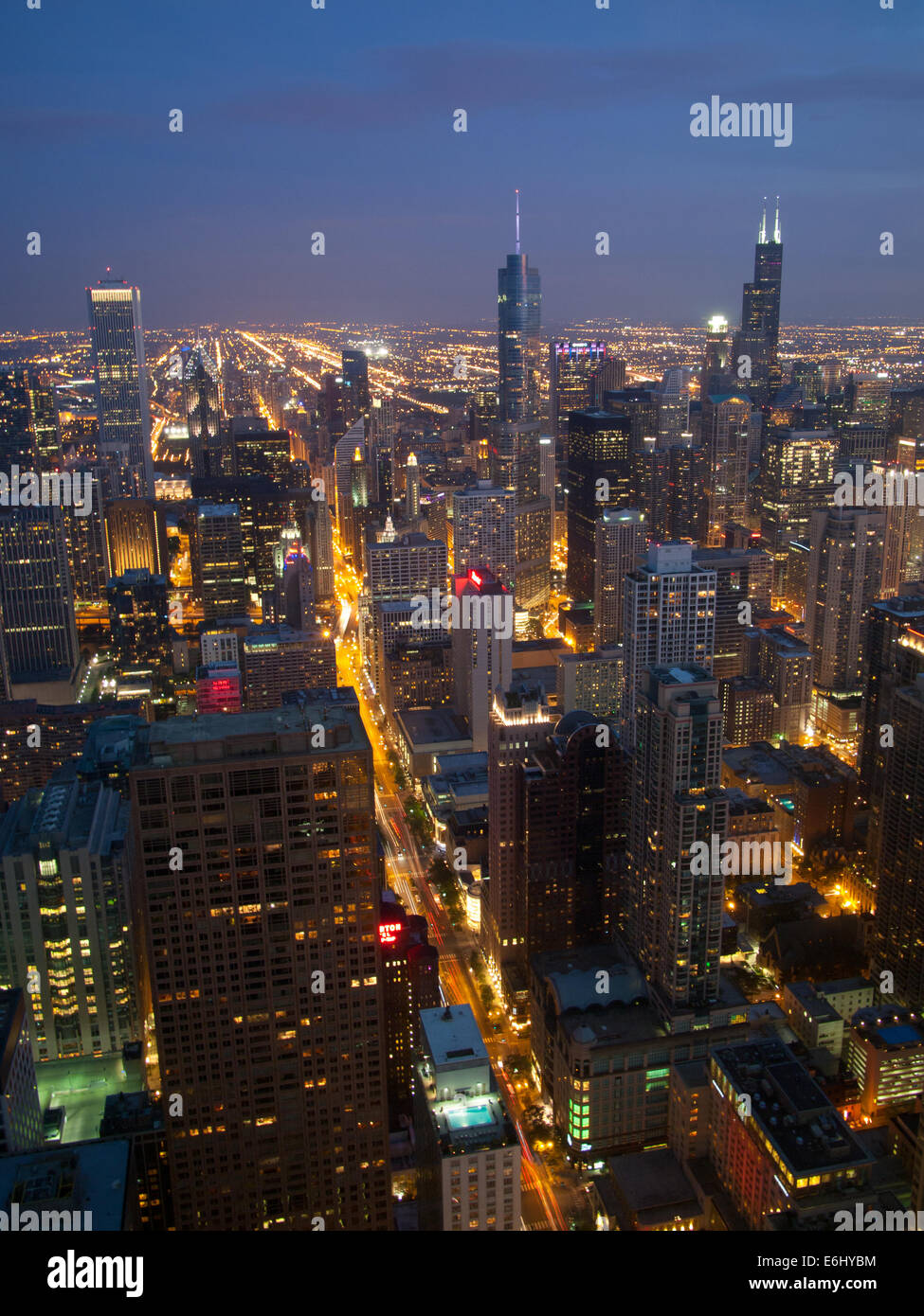 Una notte, vista aerea del Magnificent Mile e dal centro cittadino di Chicago, come visto da 360 CHICAGO (precedentemente noto come John Hancock Observatory). Foto Stock