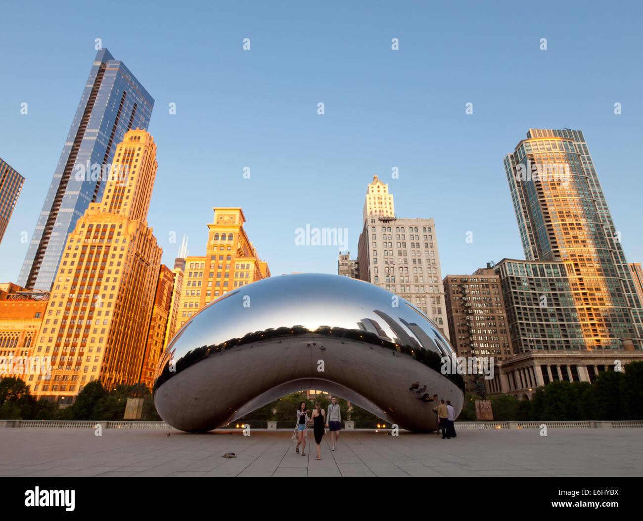 Cloud Gate (il bean), un pubblico scultura di Anish Kapoor, all'inizio. La luce del mattino al Millennium Park di Chicago, Illinois. Foto Stock