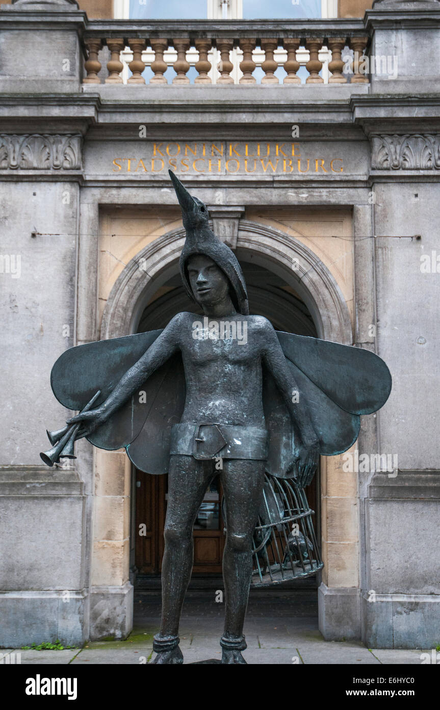 Papageno, un personaggio del Flauto magico di W.A. Mozart, immortalato fuori Stadsschouwberg o teatro comunale in Bruges Foto Stock