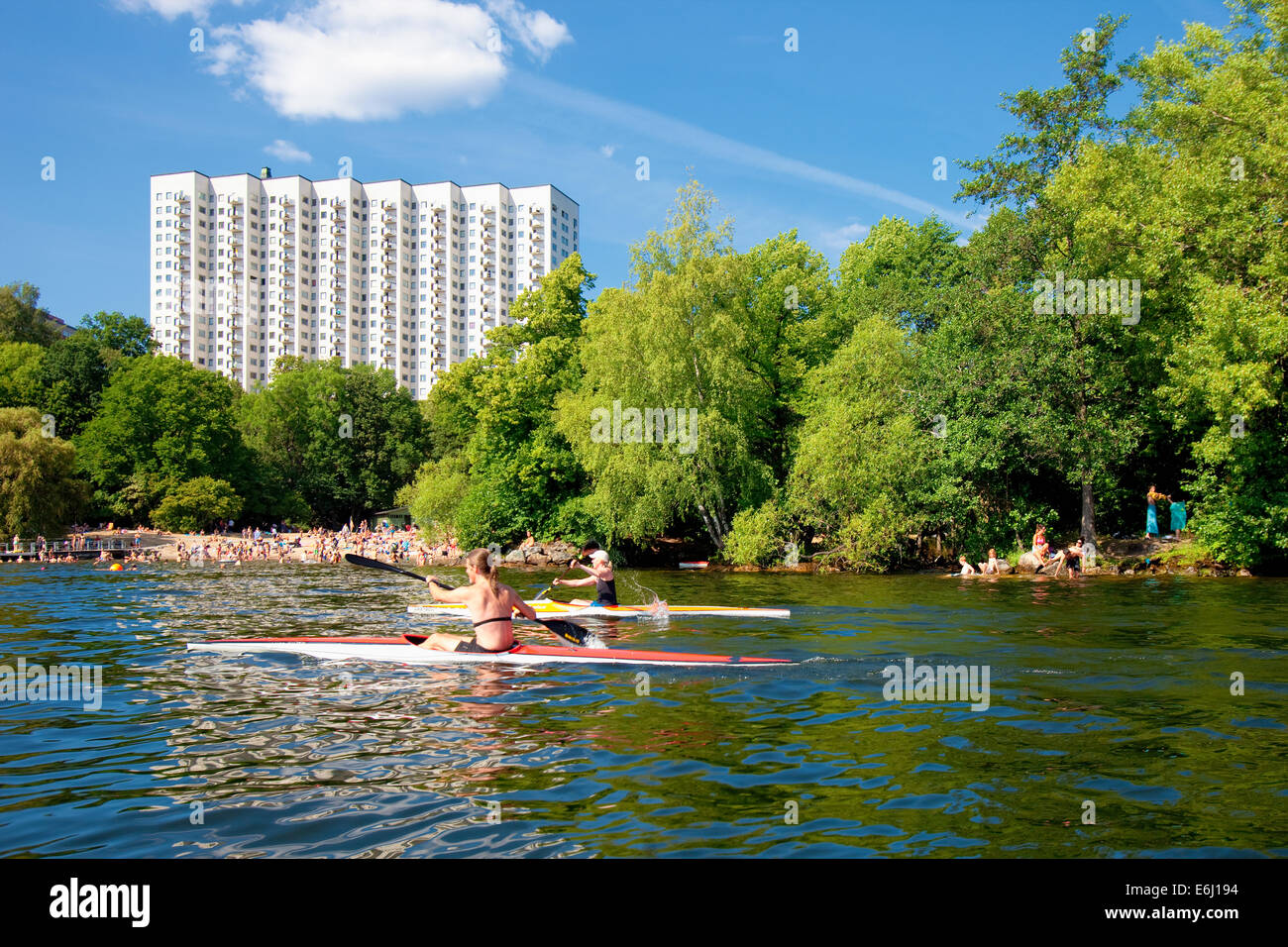 Stoccolma, Svezia - Kayak e divertirsi in acqua a Smedsuddsbadet Foto Stock