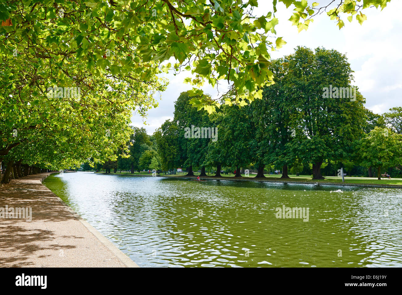 Il terrapieno vicino al Fiume Great Ouse Bedford Bedfordshire Regno Unito Foto Stock