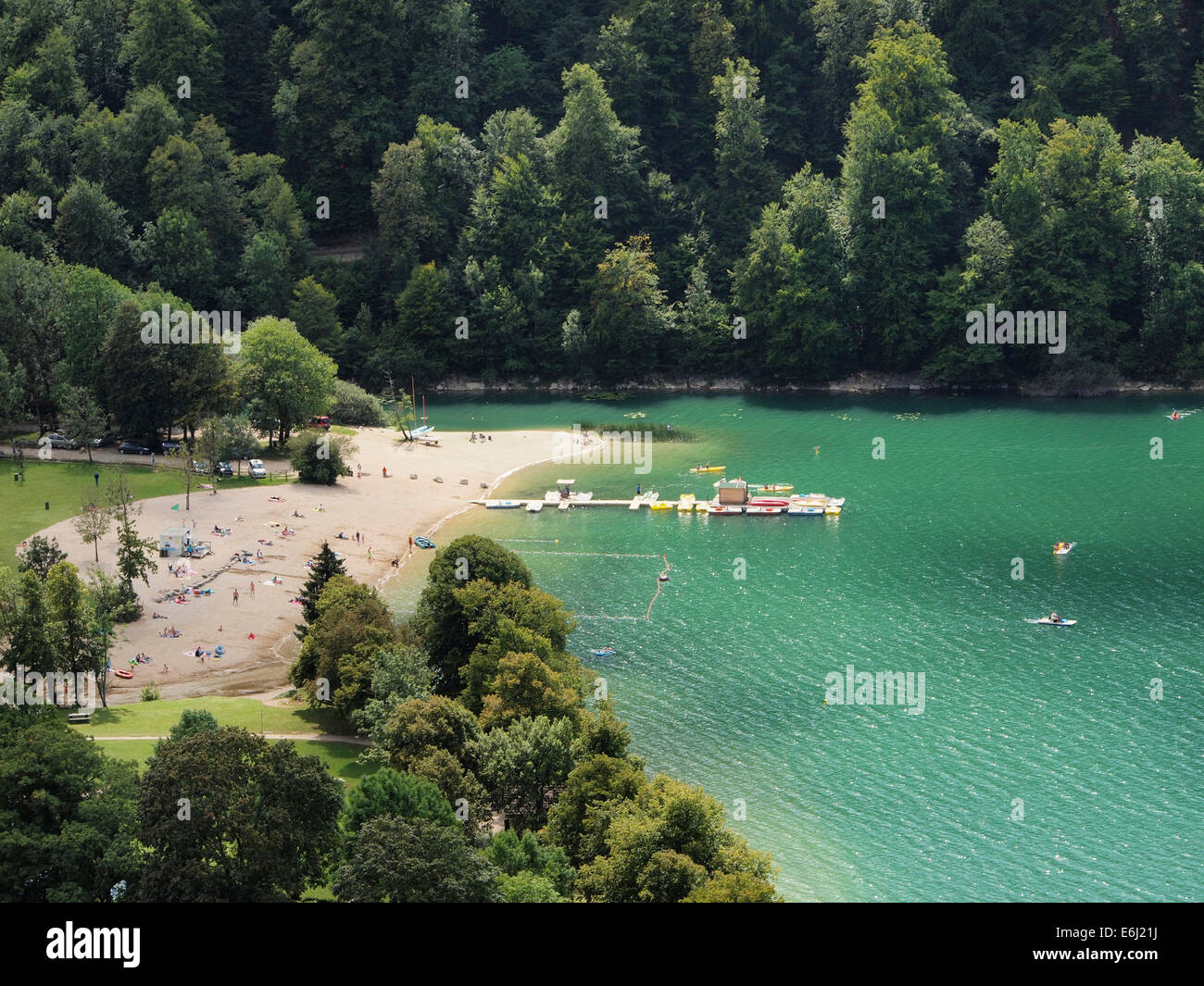 Sulla spiaggia di Lac de Chalain, Giura, Francia Foto Stock