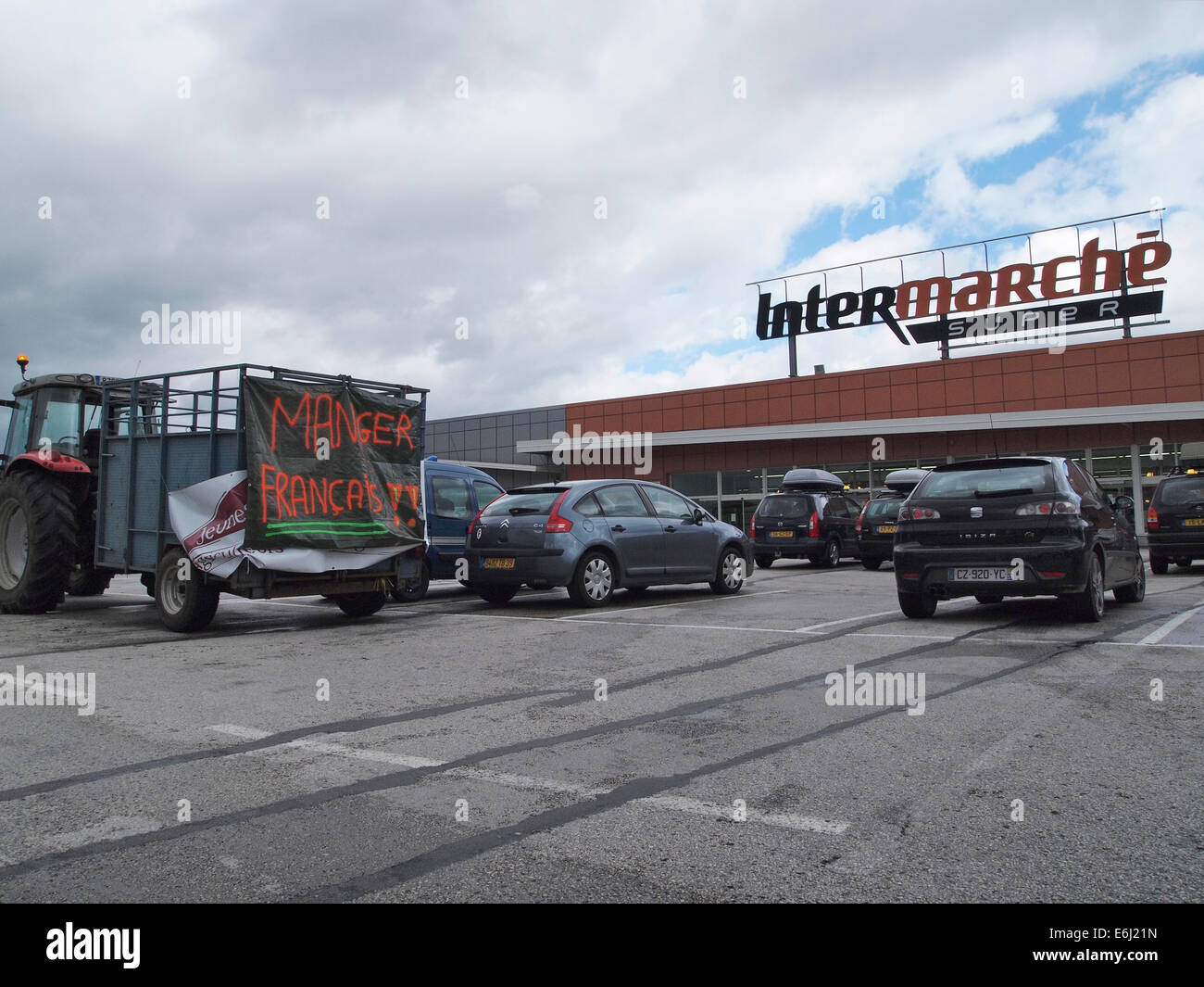 La protesta degli agricoltori per più prodotti alimentari locali, al supermercato intermarche nella Champagnole, Giura, Francia Foto Stock
