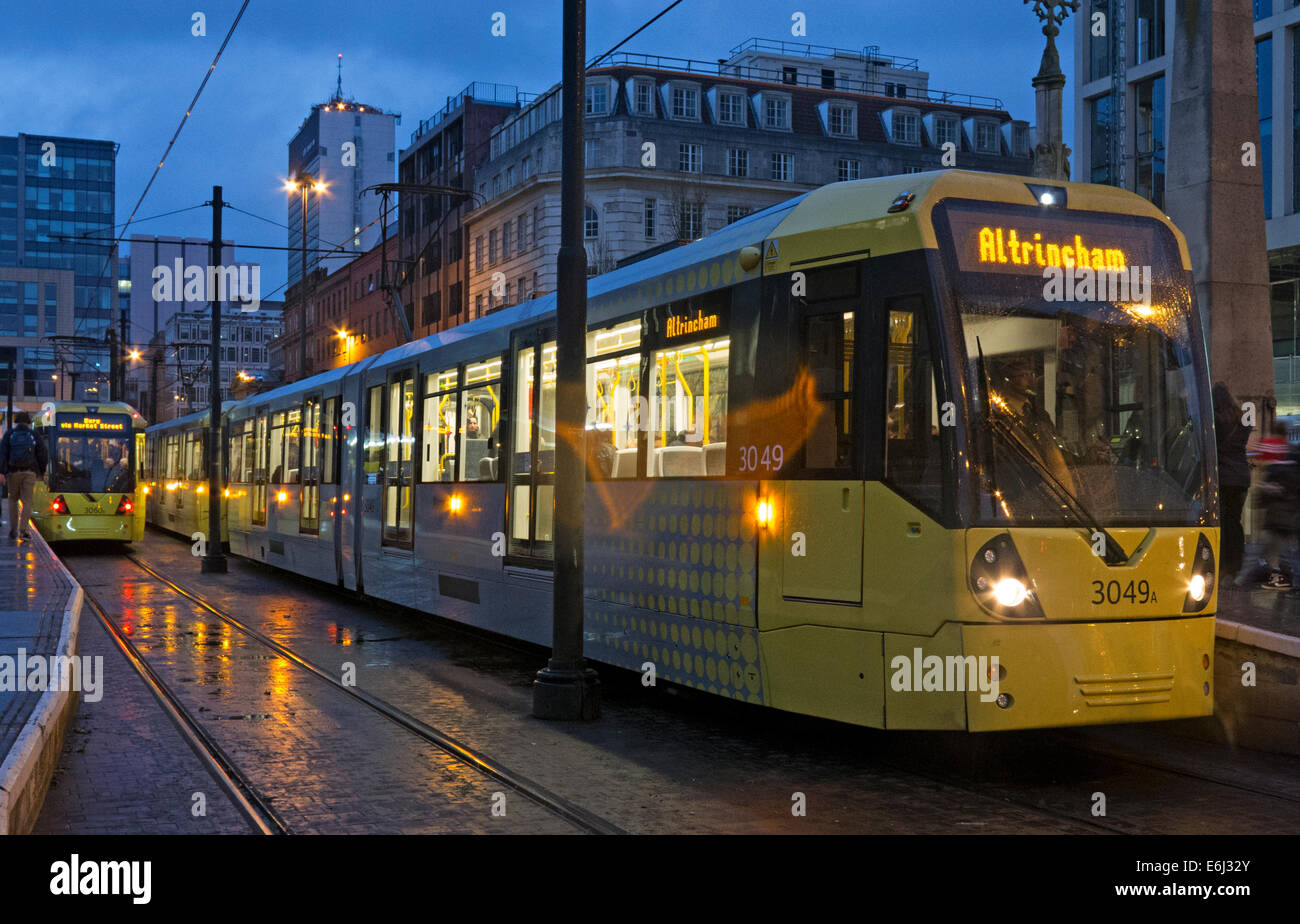 Giallo Manchester tram al crepuscolo, England, Regno Unito Foto Stock