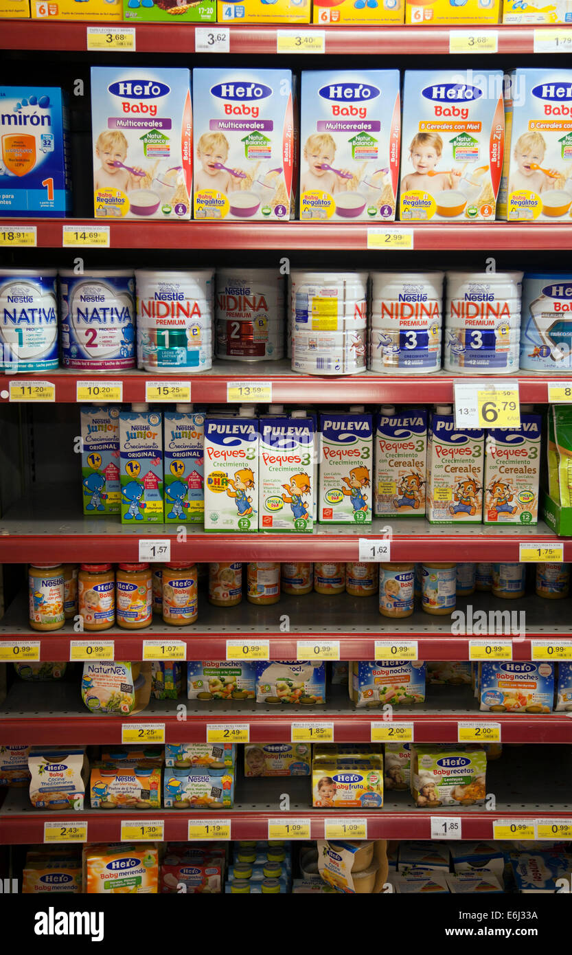 Cibo per neonati e di latte in polvere sul display sul Rack nel supermercato  Eroski a Figueretas Ibiza Foto stock - Alamy