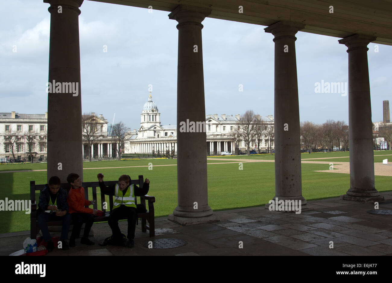LONDON GREENWICH; Università di Greenwich e la trinità scuola attraverso colonnato del museo marittimo dove scolari sono mangiato Foto Stock