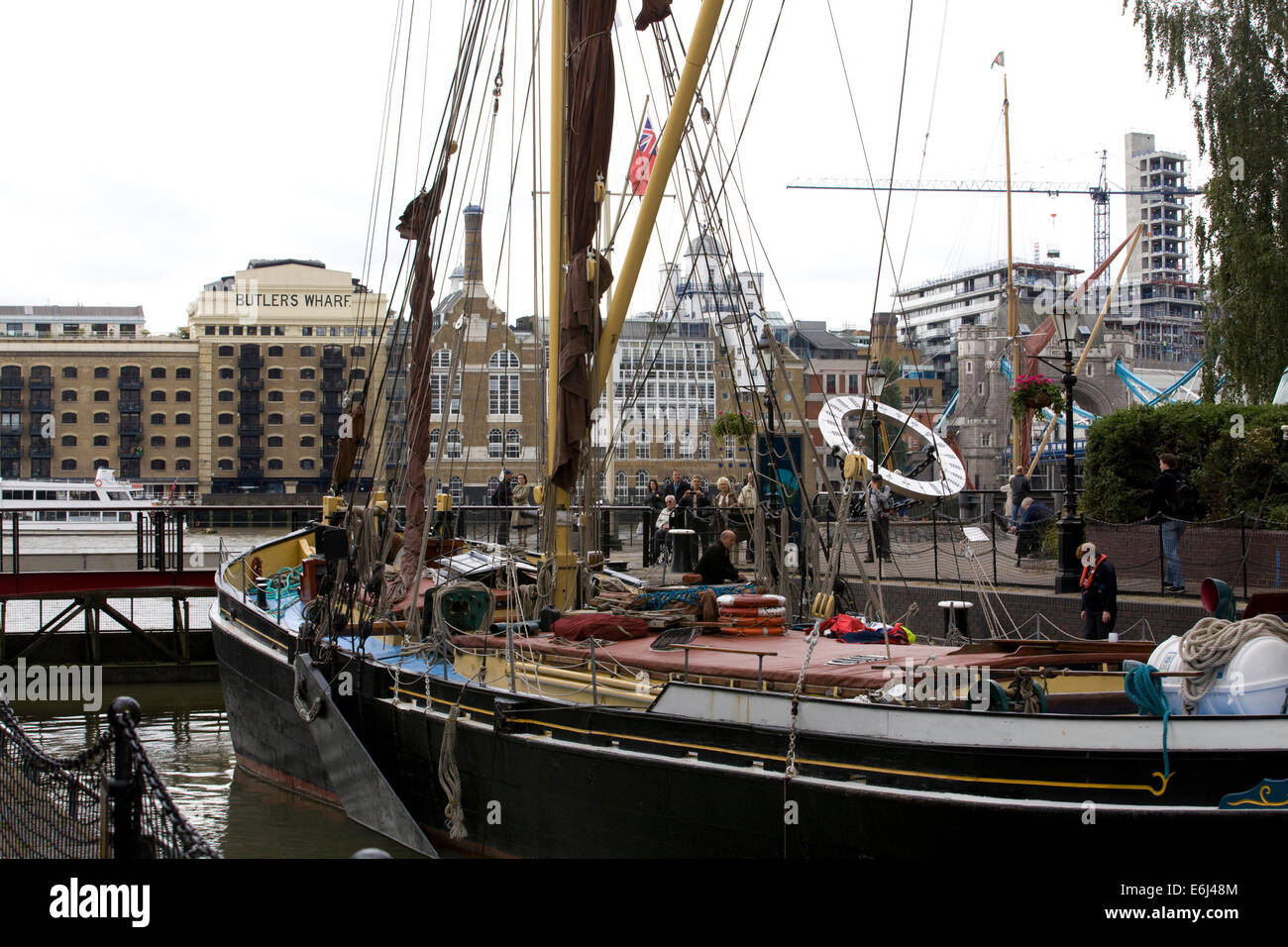 Completamente truccate nave lasciando Katherine docks Londra Inghilterra Foto Stock