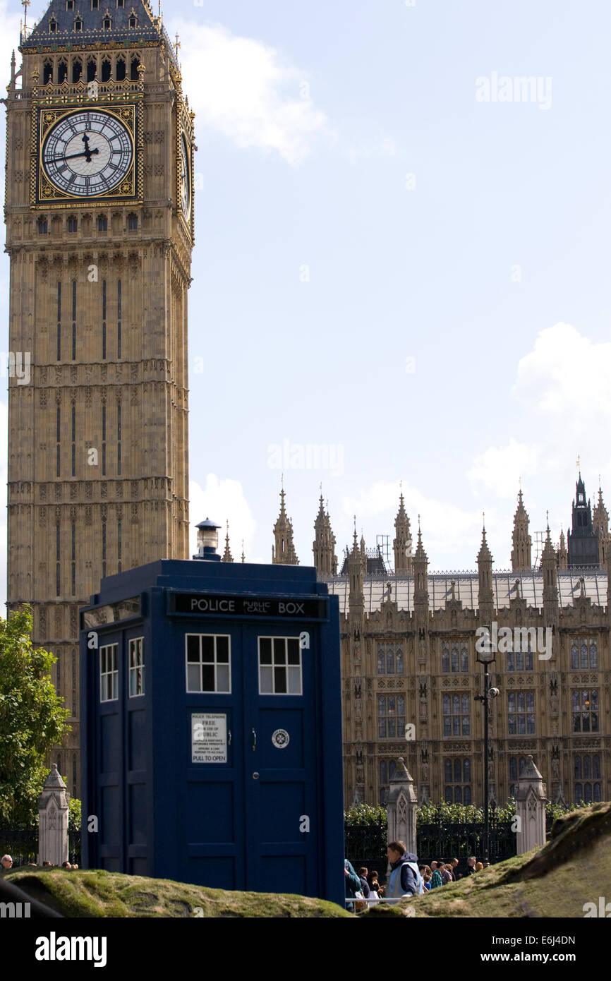 Medico che il Tardis si materializza in piazza del Parlamento Westminster London Foto Stock Medico che il Tardis si materializza in piazza del Parlamento Westminster London Foto Stock