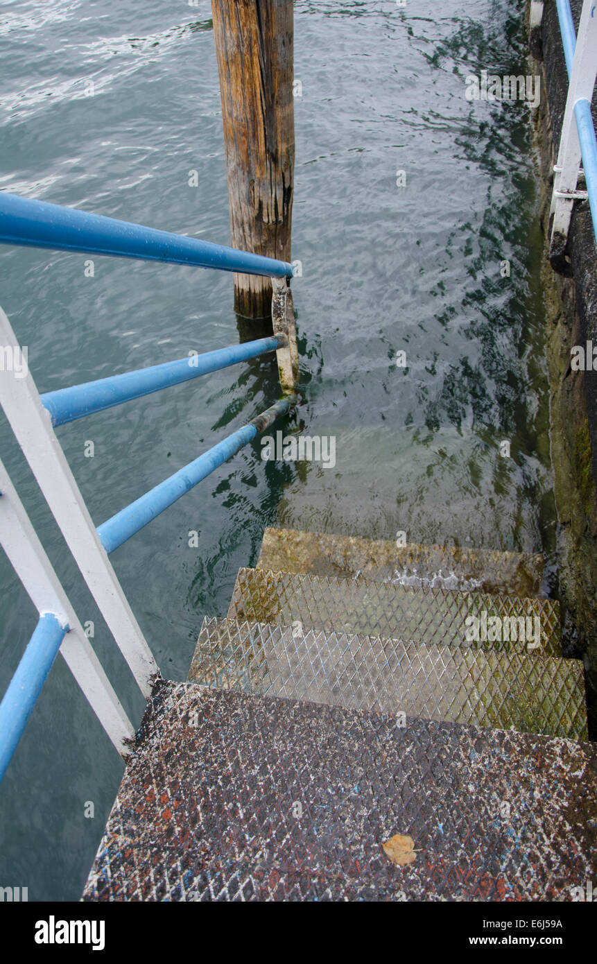 Scalinata che scende al lago d'Iseo o Lago d'Iseo o Sebino con il quai, regione Lombardia. Italia settentrionale. Foto Stock