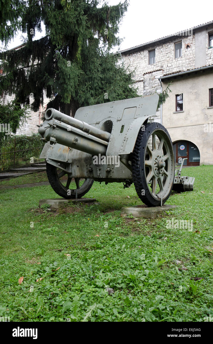 A 100 mm modello 14 Feldhaubitze pistola cannone di fronte al museo della guerra di Iseo, Lombardia, Italia Foto Stock