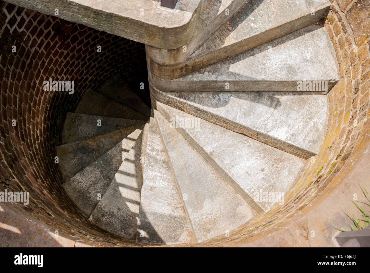 Stretti passaggi concreti il lavoro su una scala a spirale alla parte superiore di un faro Foto Stock