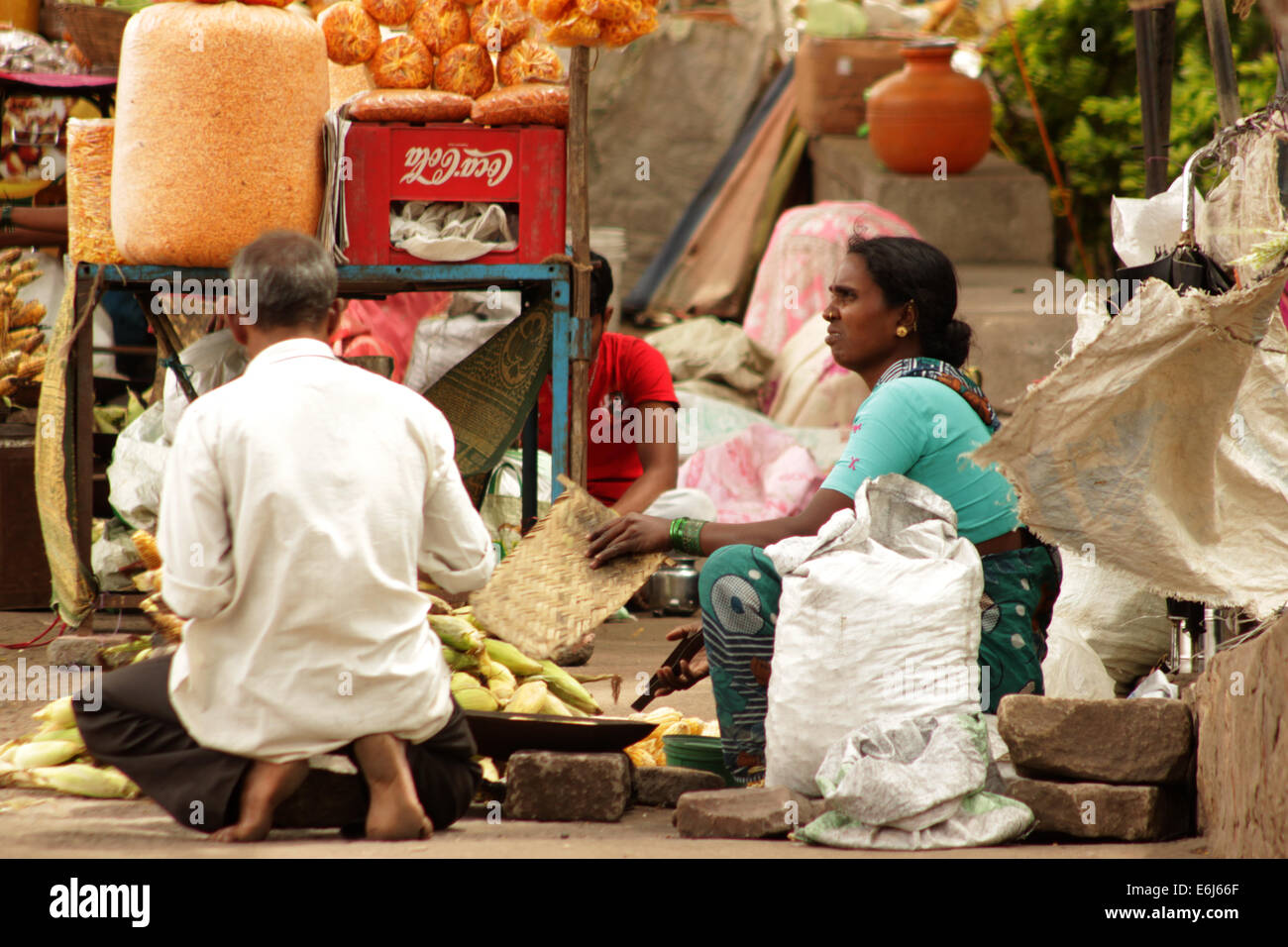 India fire cucina venditori di mais Foto Stock