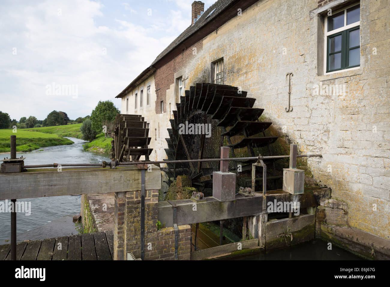 Storico mulino ad acqua olandese al giorno d'oggi la produzione di elettricità, costruito nel 1776, villaggio Wijlre, Noord-Limburg, Paesi Bassi. Foto Stock