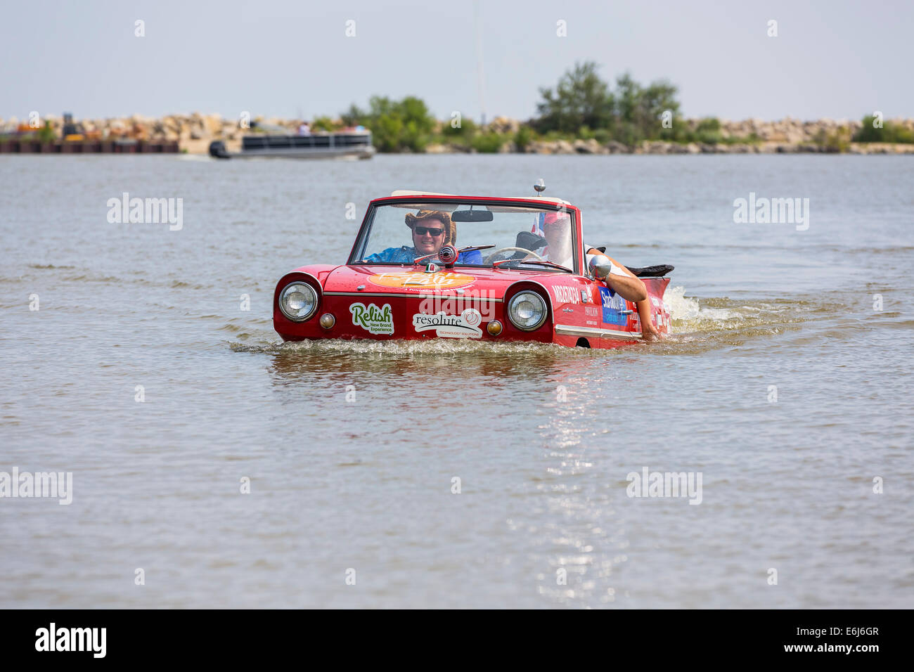 Un vintage modello 770 1966 Amphicar nel Lago Winnipeg, Gimli, Manitoba, Canada Foto Stock