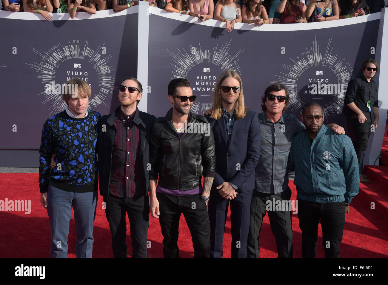 Inglewood, California, Stati Uniti d'America. 24 Ago, 2014. Musicisti Mickey Madden (L-R), Jesse Carmichael, Adam Levine, James Valentine, Matt Flynn e PJ Morton di noi band Maroon 5 arrivano sul tappeto rosso per la trentunesima MTV Video Music Awards presso il Forum di Inglewood, California, Stati Uniti d'America, 24 agosto 2014. Foto: Hubert Boesl/dpa/Alamy Live News Foto Stock