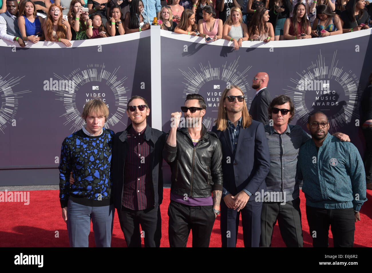 Inglewood, California, Stati Uniti d'America. 24 Ago, 2014. Musicisti Mickey Madden (L-R), Jesse Carmichael, Adam Levine, James Valentine, Matt Flynn e PJ Morton di noi band Maroon 5 arrivano sul tappeto rosso per la trentunesima MTV Video Music Awards presso il Forum di Inglewood, California, Stati Uniti d'America, 24 agosto 2014. Foto: Hubert Boesl/dpa/Alamy Live News Foto Stock