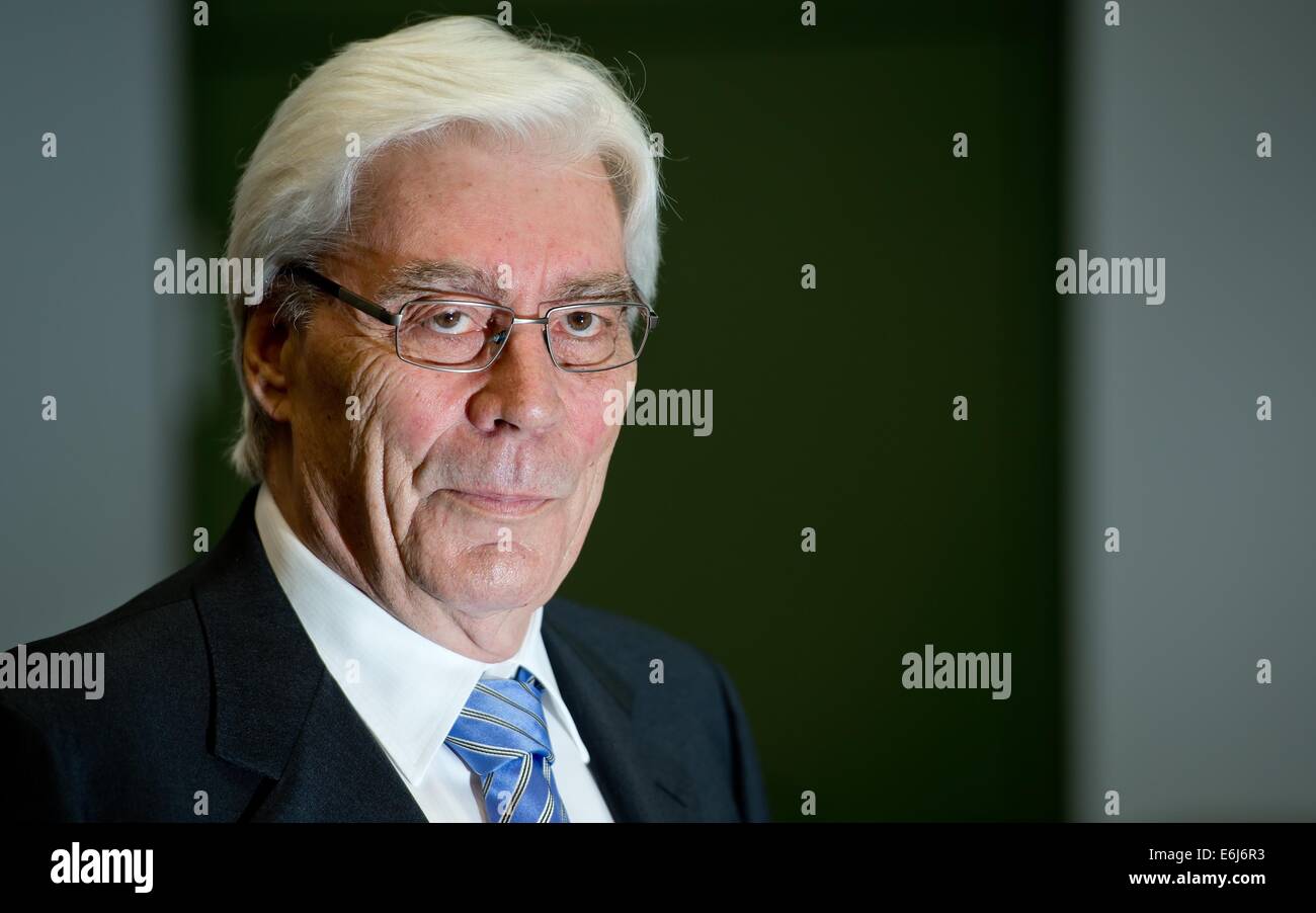 Ex manager di BayernLB Werner Schmidt arriva per il processo contro ex dirigenti di Stato Bavarese Banca Bayern LB presso il Tribunale distrettuale di I di Monaco di Baviera, Germania, il 25 agosto 2014. L'ex dirigenti sono accusati di appropriazione indebita in relazione all'acquisto dell'Austriaca Hypo Group Alpe Adria (HGAA). Foto: Sven Hoppe/dpa Foto Stock