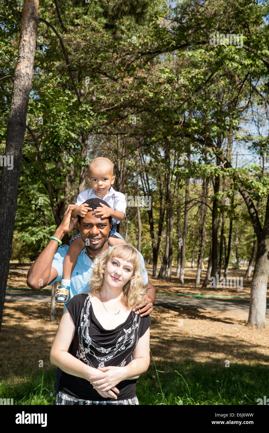 African American famiglia felice: nero padre, mamma e bimbo sulla natura. Utilizzarlo per un bambino, genitorialità o il concetto di amore Foto Stock