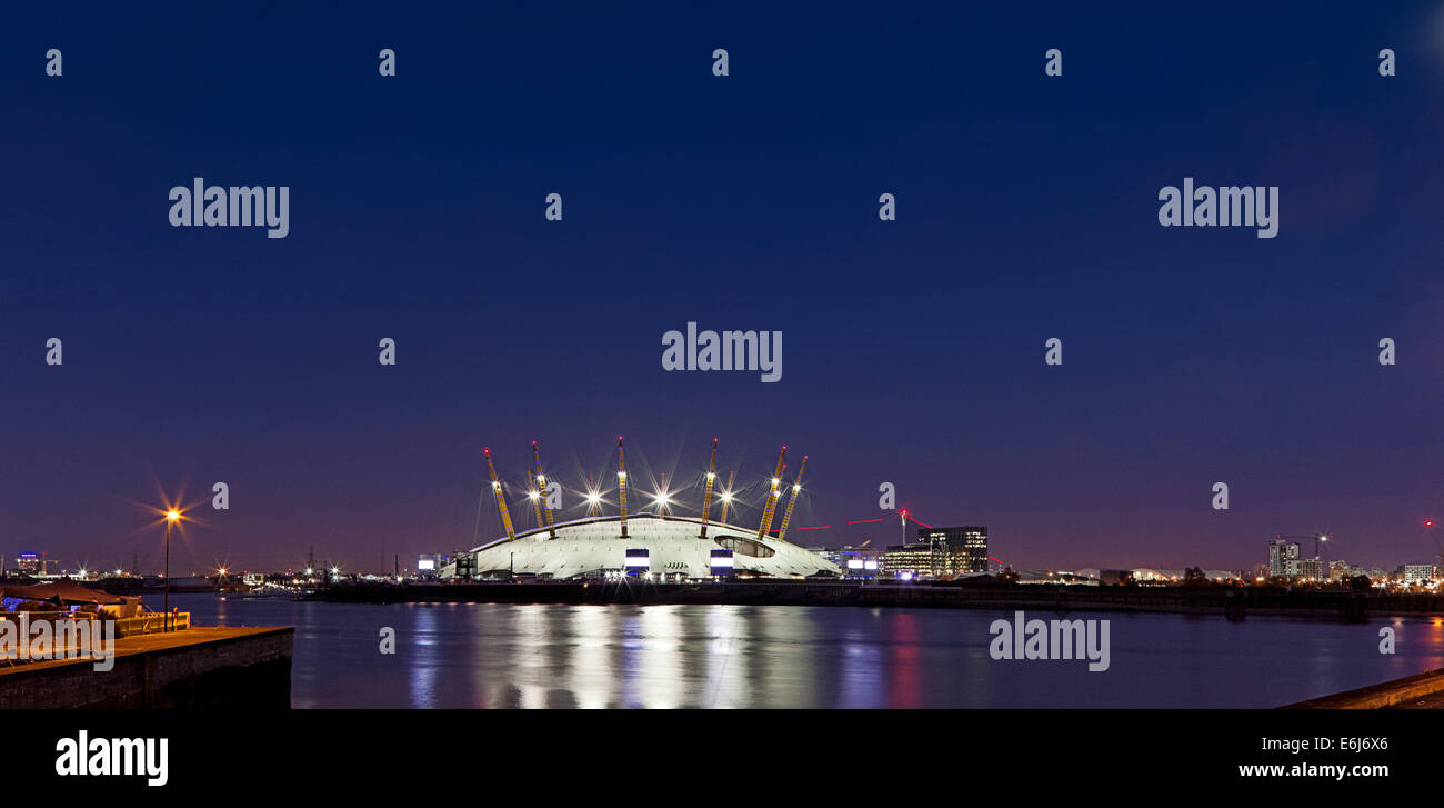 O2 Dome nei Docklands di Londra di notte Foto Stock