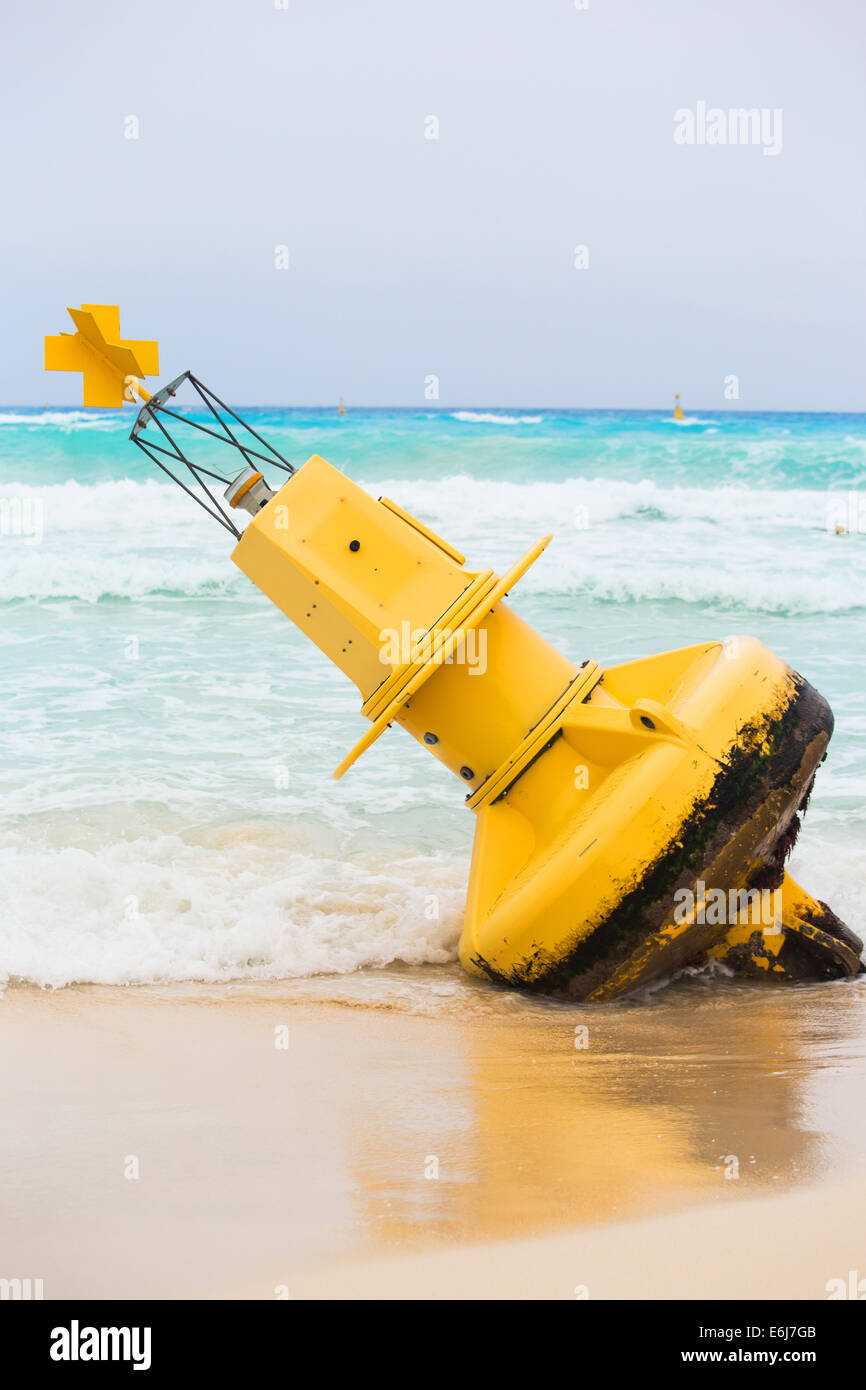 Boa di colore giallo sul messicano spiaggia di Playa del Carmen, Messico Foto Stock