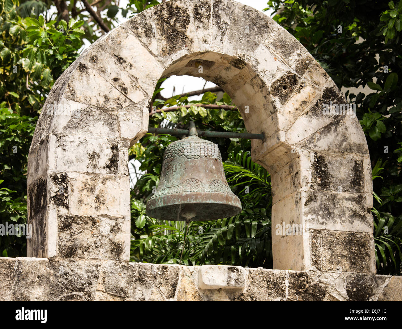 Antico ferro battuto campana nel villaggio messicano di Playa del Carmen Foto Stock