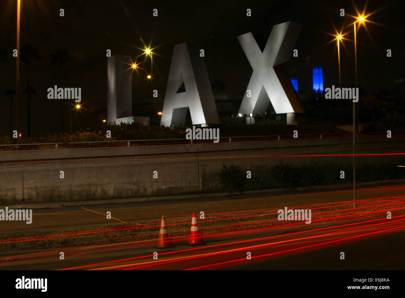 Il LAX firmare all'entrata dell'Aeroporto Internazionale di Los Angeles con luci Auto In Primo piano Foto Stock