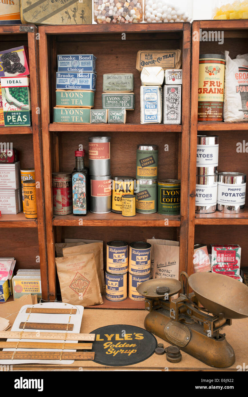 1940s replica fruttivendolo con pacchetti di cibo e articoli per la casa su ripiani in corrispondenza di una storica rievocazione militare show. Regno Unito Foto Stock 1940s replica fruttivendolo con pacchetti di cibo e articoli per la casa su ripiani in corrispondenza di una storica rievocazione militare show. Regno Unito Foto Stock