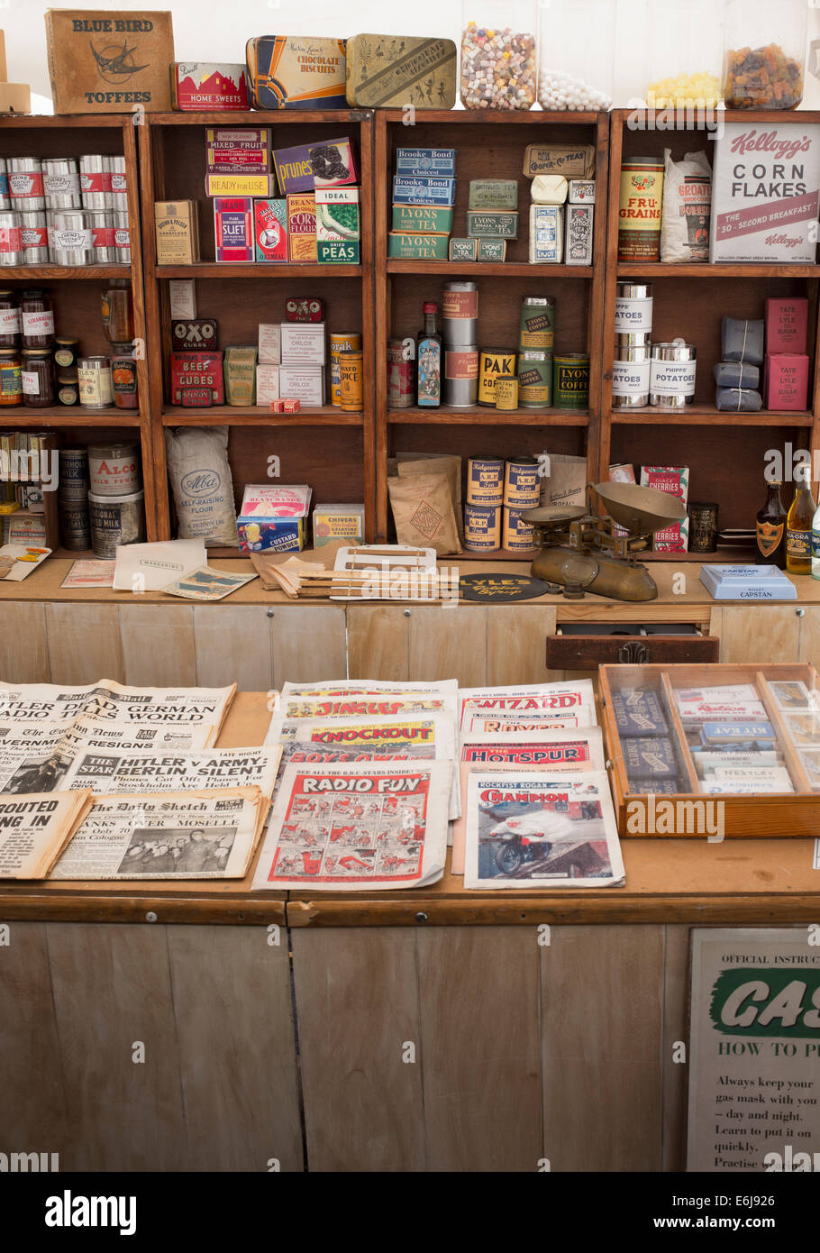 1940s replica fruttivendolo con pacchetti di cibo e articoli per la casa su ripiani in corrispondenza di una storica rievocazione militare show. Regno Unito Foto Stock 1940s replica fruttivendolo con pacchetti di cibo e articoli per la casa su ripiani in corrispondenza di una storica rievocazione militare show. Regno Unito Foto Stock
