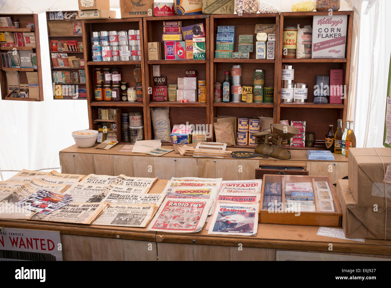 1940s replica fruttivendolo con pacchetti di cibo e articoli per la casa su ripiani in corrispondenza di una storica rievocazione militare show. Regno Unito Foto Stock 1940s replica fruttivendolo con pacchetti di cibo e articoli per la casa su ripiani in corrispondenza di una storica rievocazione militare show. Regno Unito Foto Stock