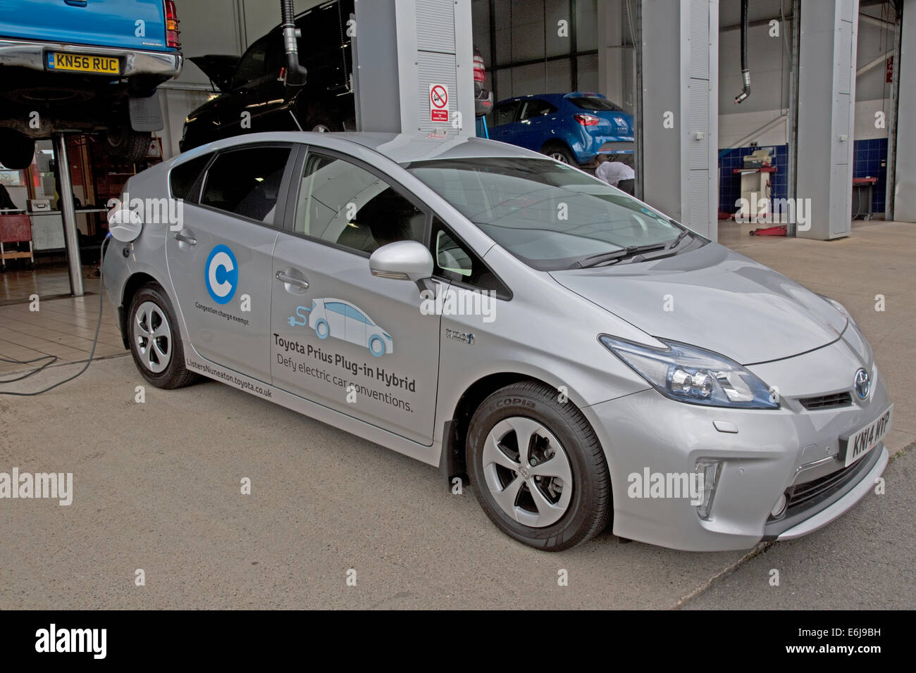 La Toyota Prius Plug In OLEV ultra bassa emissione di dimensioni medie e plug-in veicolo elettrico ibrido parcheggiata Foto Stock
