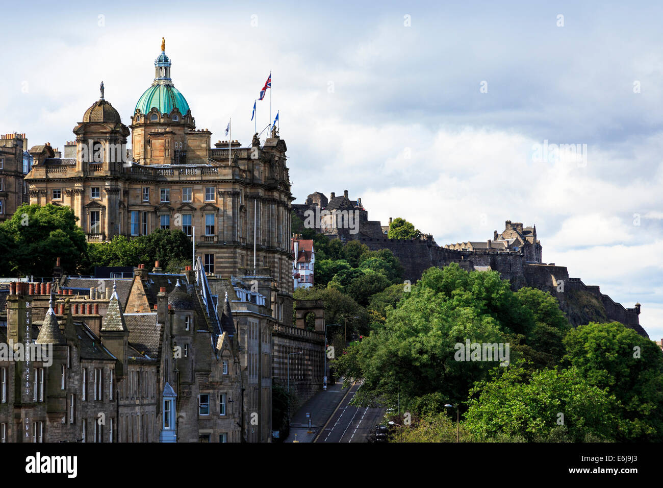 Il tumulo, parte della Cittã Vecchia di Edimburgo con il Castello di Edimburgo sulla skyline, Edimburgo, Scozia, Regno Unito Foto Stock