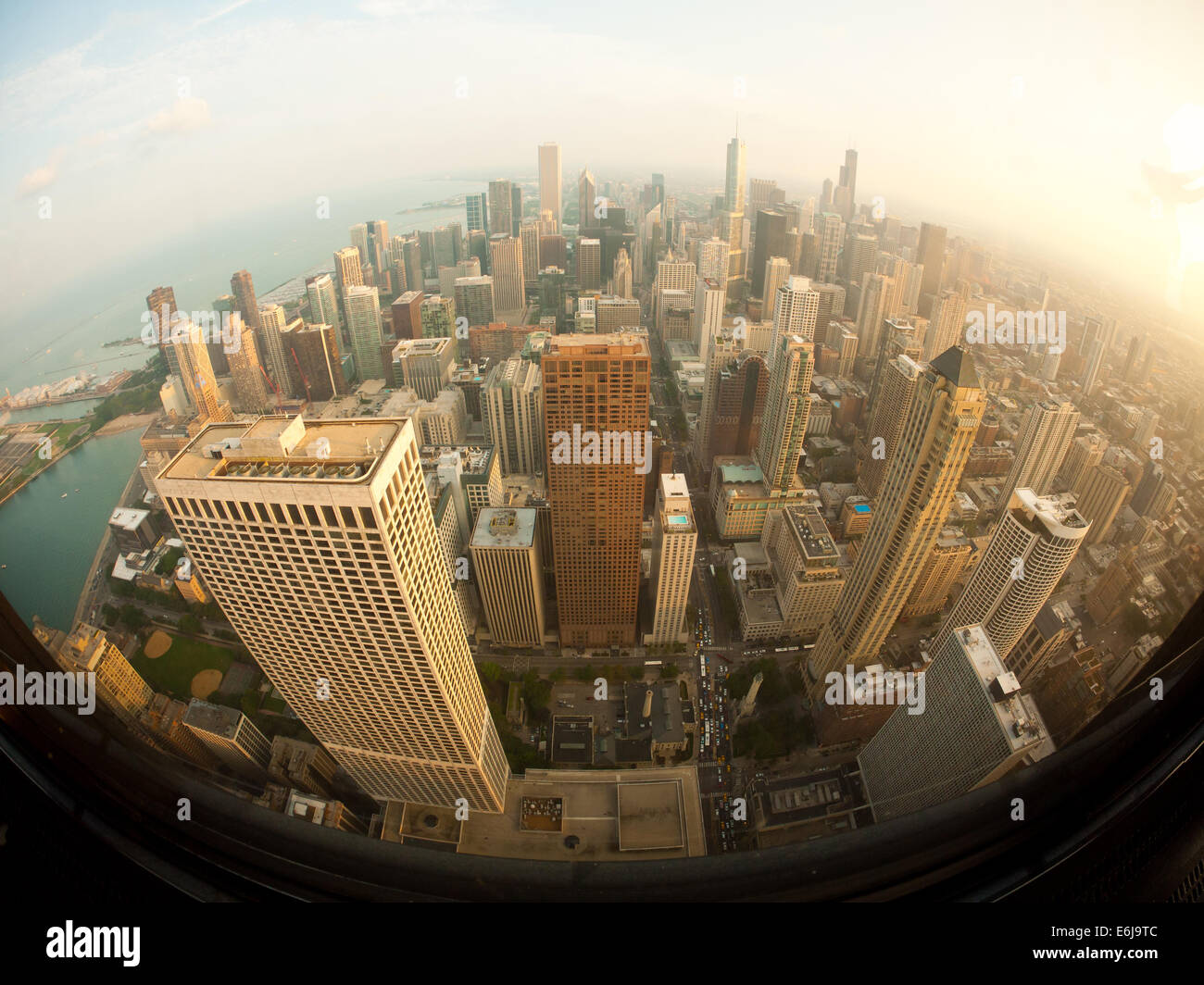 Un obiettivo fisheye, veduta aerea della North Michigan Avenue (il Magnificent Mile), il lago Michigan e Chicago come visto da 360 CHICAGO. Foto Stock