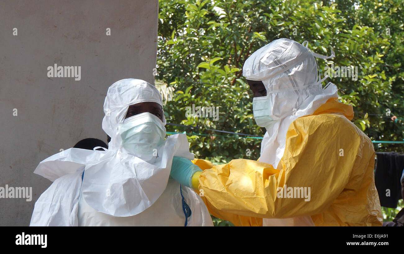 I volontari del settore sanitario suit fino in abbigliamento protettivo come si preparano per disinfettare le case di vittime di Ebola Agosto 2, 2014 in Kailahun, Sierra Leone. Foto Stock