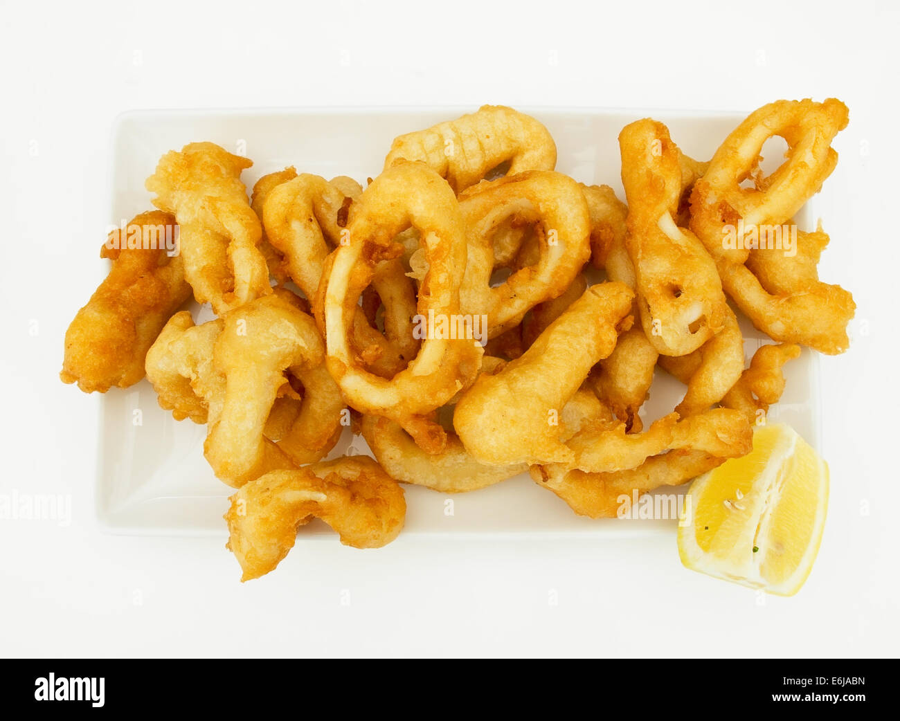 Tipiche tapas spagnole. Frittura di anelli di totano razione. (Racion de Calamares fritos) Foto Stock