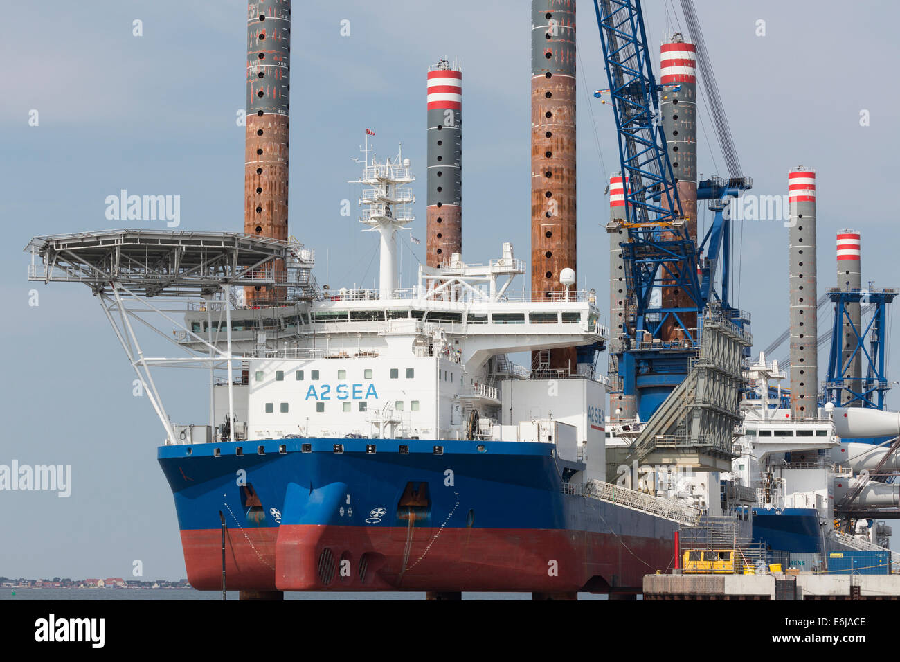 Il danese la società di spedizione A2Mare utilizzazione Porto di Esbjerg sa base per numerose centrali eoliche offshore progetti nel Mare del Nord settore. Foto Stock