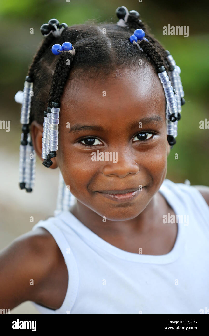 Maria (sei anni), con perle nei suoi dreadlocks, asilo nido a Bogotà, Colombia Foto Stock