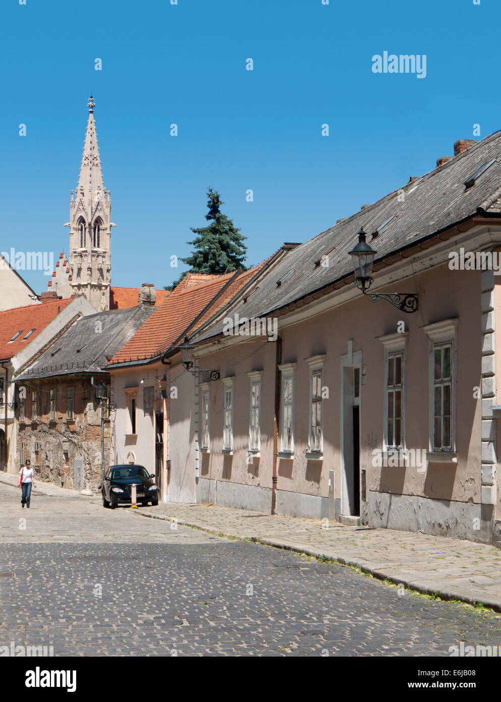 Strada tranquilla nella città vecchia, con la guglia gotica della chiesa Clarissine, Bratislava, Slovacchia Foto Stock