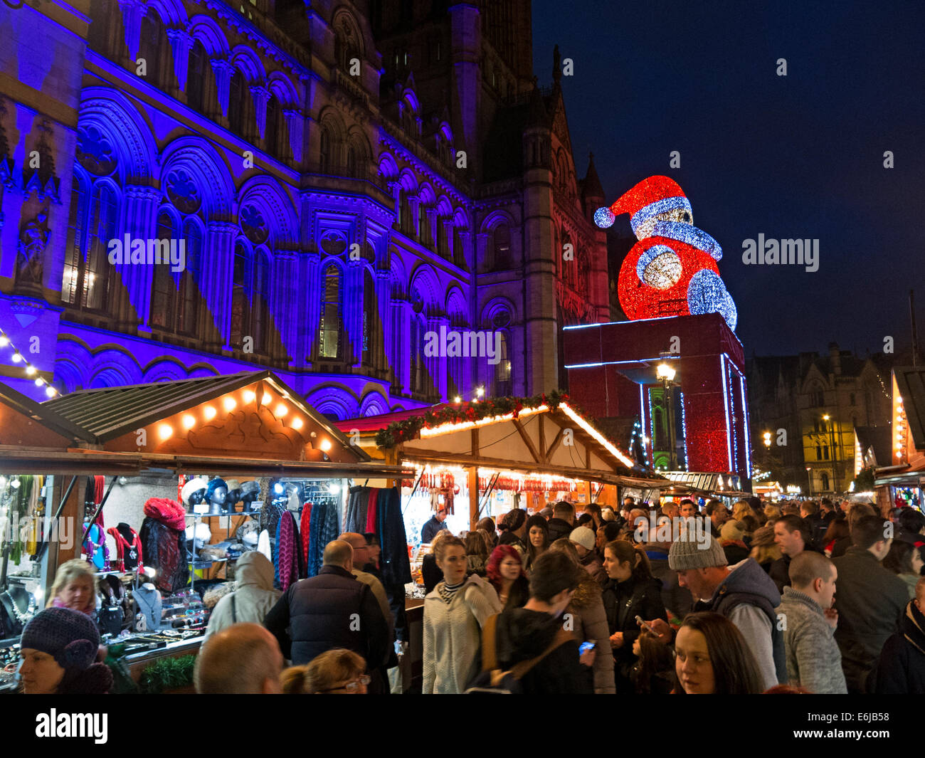 Manchester Dicembre Mercatino di Natale al tramonto, con Santa sul municipio, Albert Square, England, Regno Unito Foto Stock